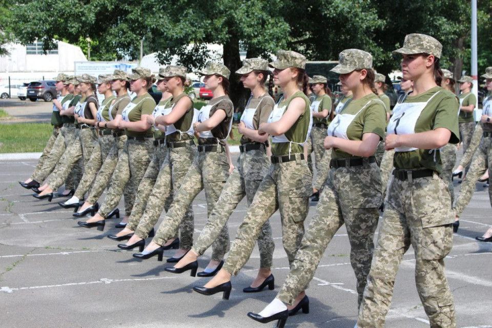 Для параду до Дня Незалежності жінок взують у черевики на підборах: рішення Міноборони збурило суспільство