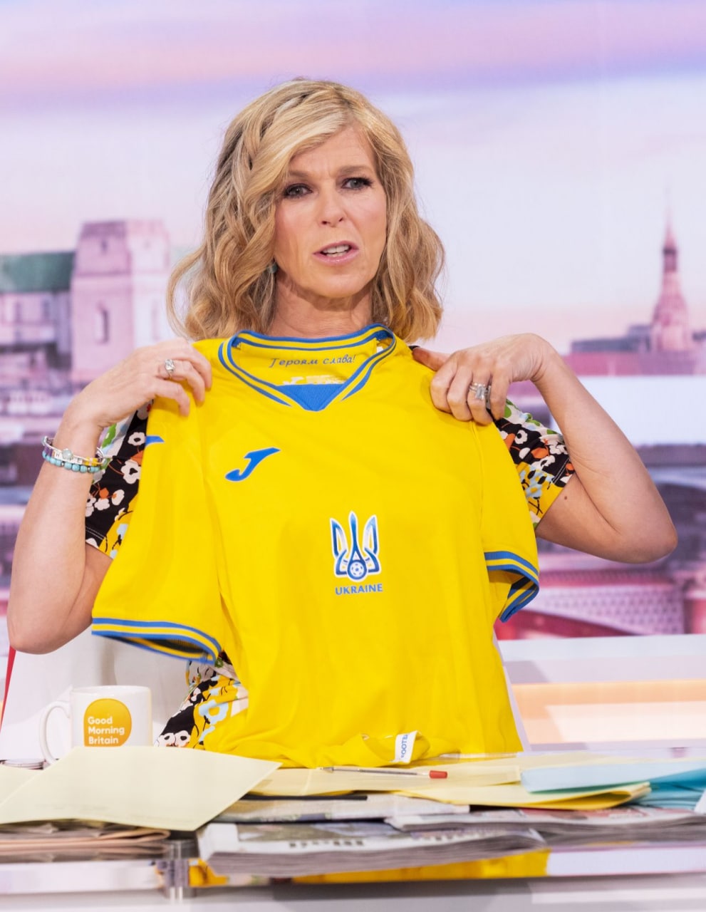 Британська телеведуча порівняла карту України на формі збірної з брудною плямою