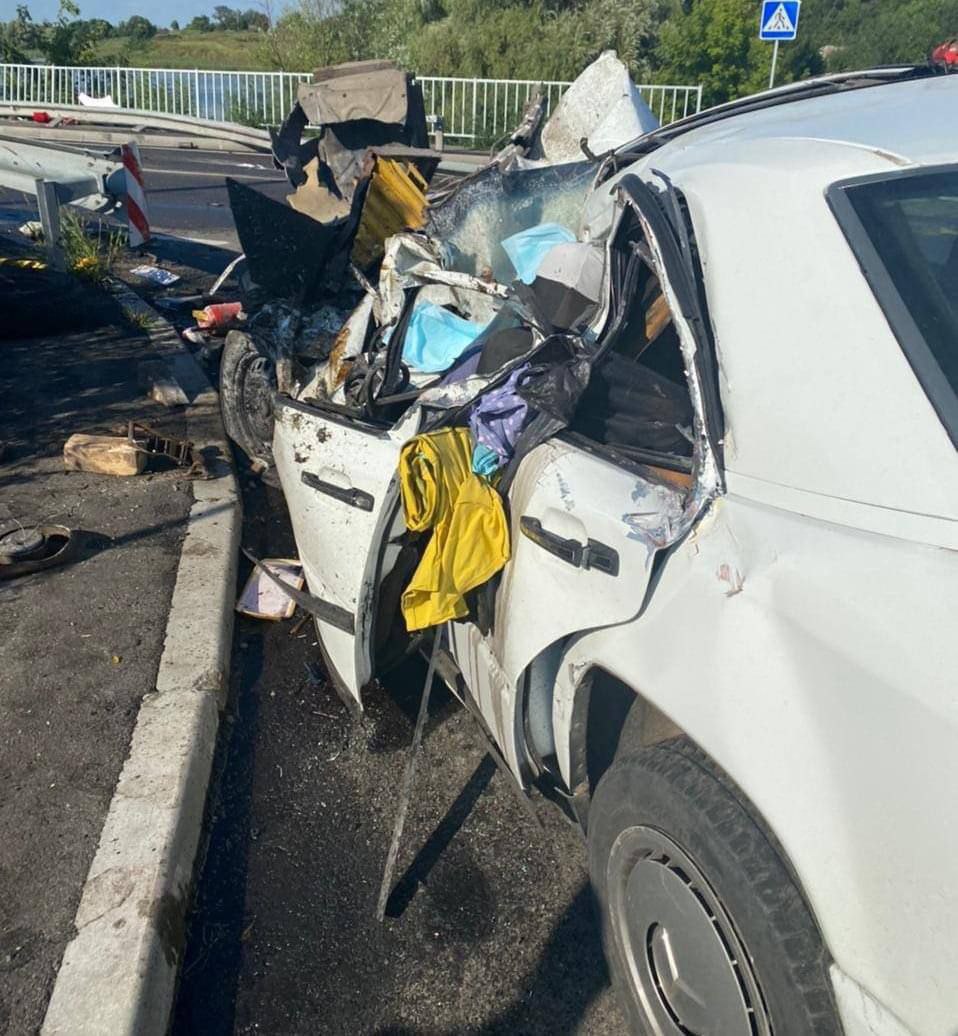 На Київщині Mercedes в'їхав під фуру - водій та його пасажирка загинули