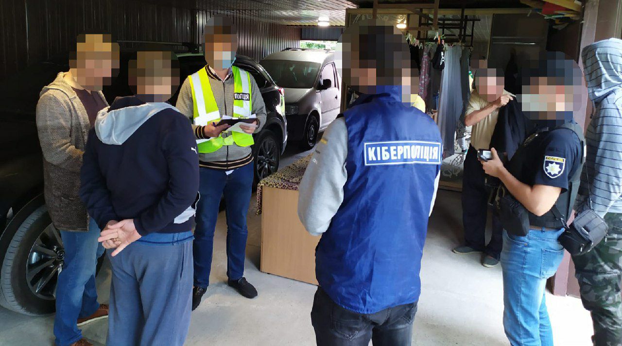 Викрито чоловіка, який незаконно отримував прихований контроль за мобільними пристроями громадян