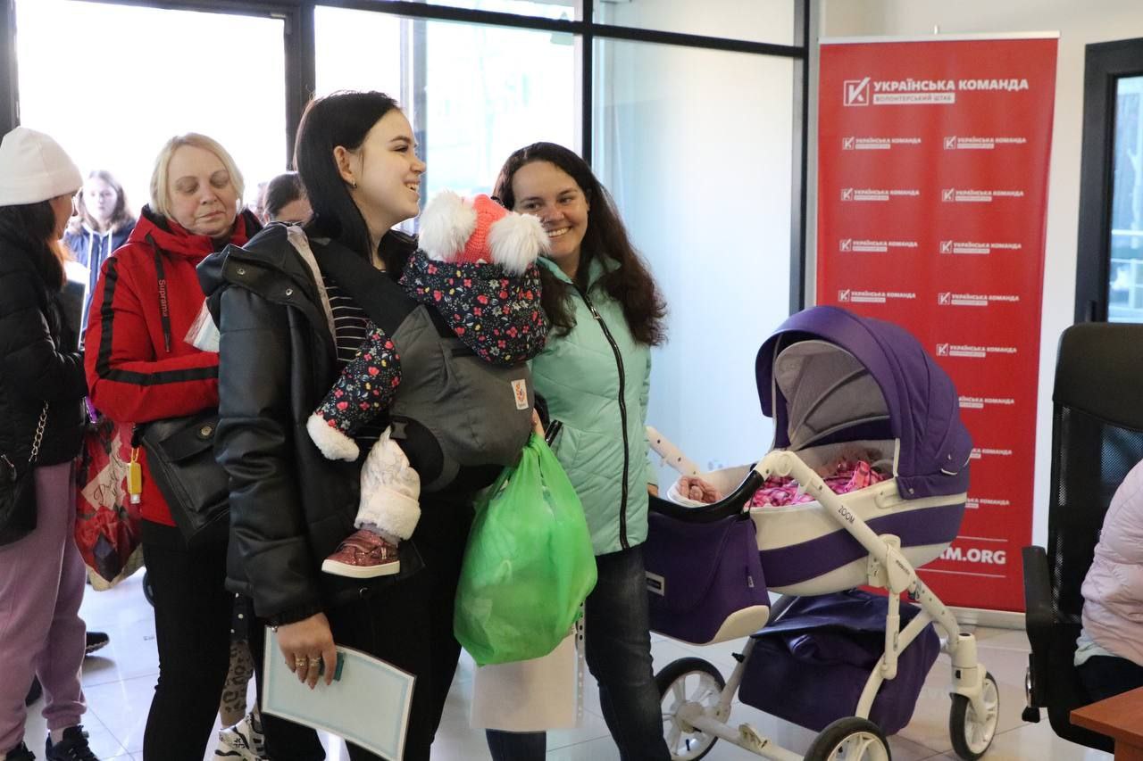 Волонтерський штаб «Українська команда» Вінниччини організував безкоштовну видачу наборів дитячого харчування
