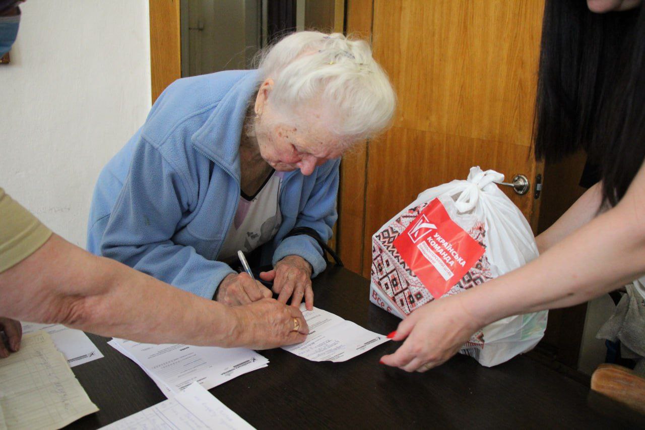 Волонтерський штаб "Українська команда" відвідали Вінницьку обласну раду організації ветеранів України та потурбувались про них, передавши їм гуманітарну допомогу