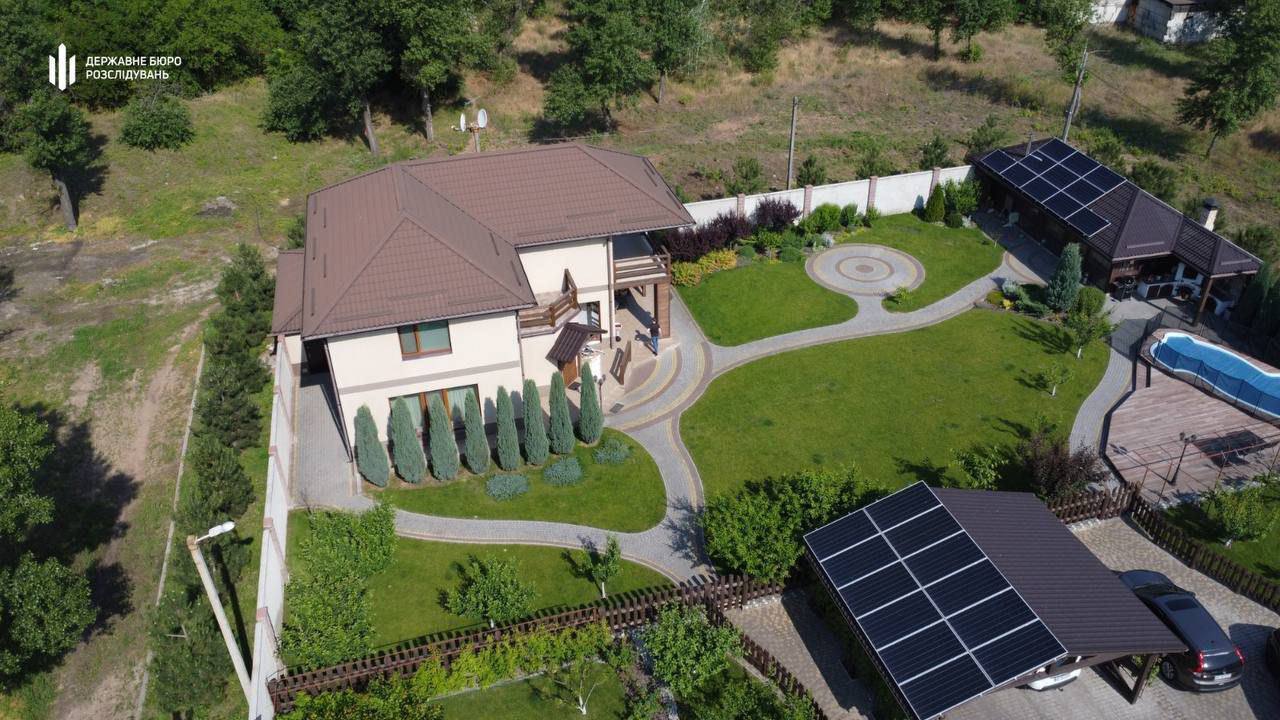 Запорізький полковник ДСНС облаштував міні-АЗС для краденого відомчого пального прямо у своєму маєтку