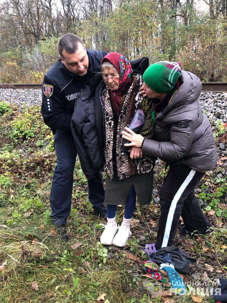 Поліцейський знайшов без свідомості біля колій виснажену стареньку, яку шукали дві доби