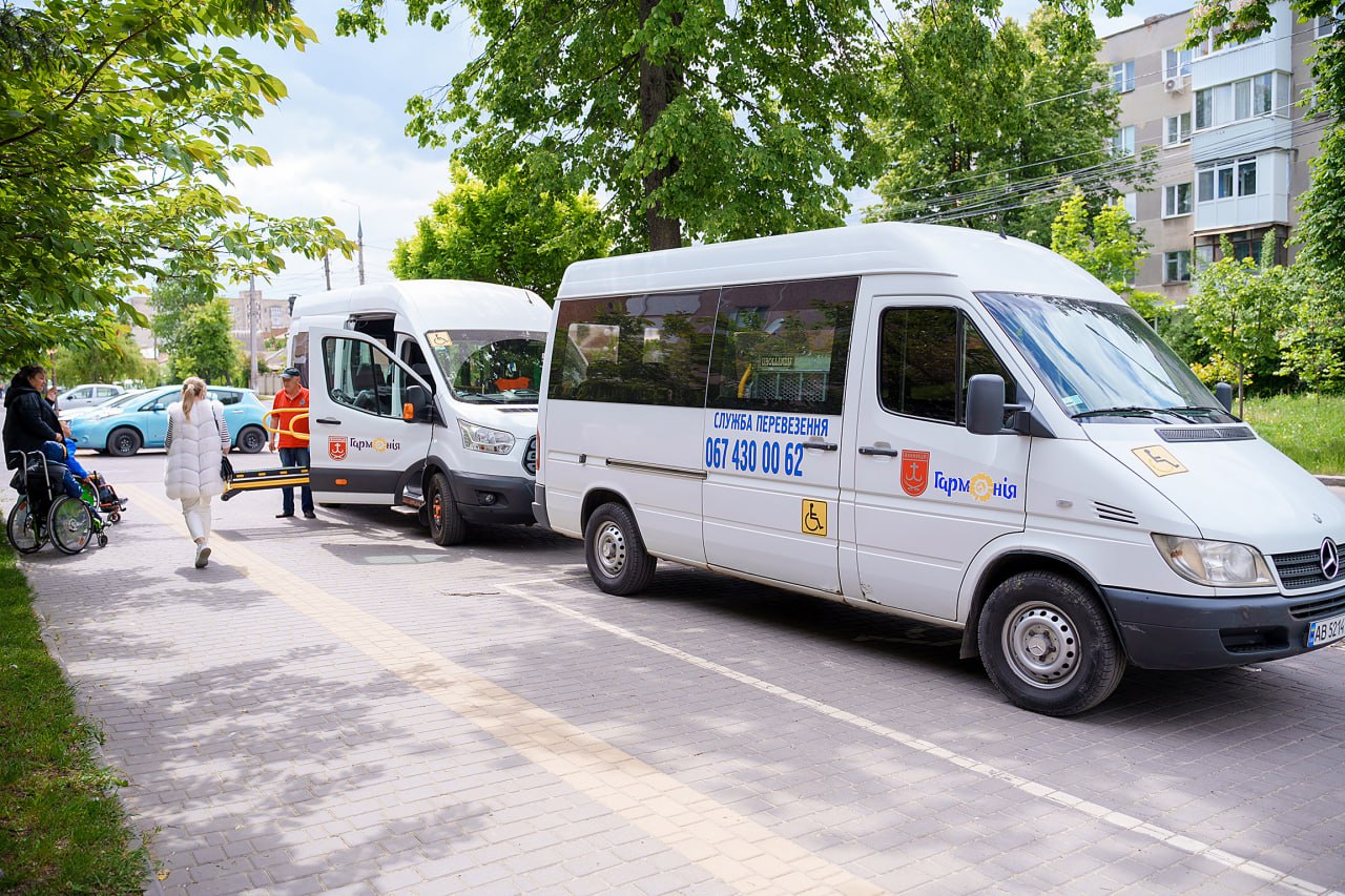  У Вінниці розповіли, як працює Служба перевезення нa кріслaх колісних