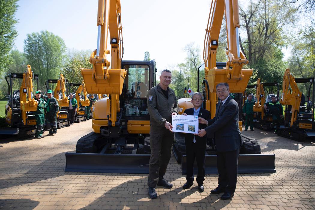 Кличко: Київ отримав від японських партнерів 13 сучасних мініекскаваторів KATO