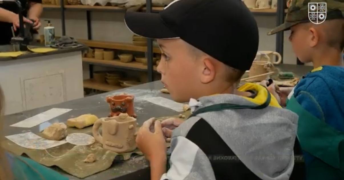 Тепло глини та підтримки: у Вінниці відбулася перша зустріч патронатних родин у межах проєкту ЮНІСЕФ