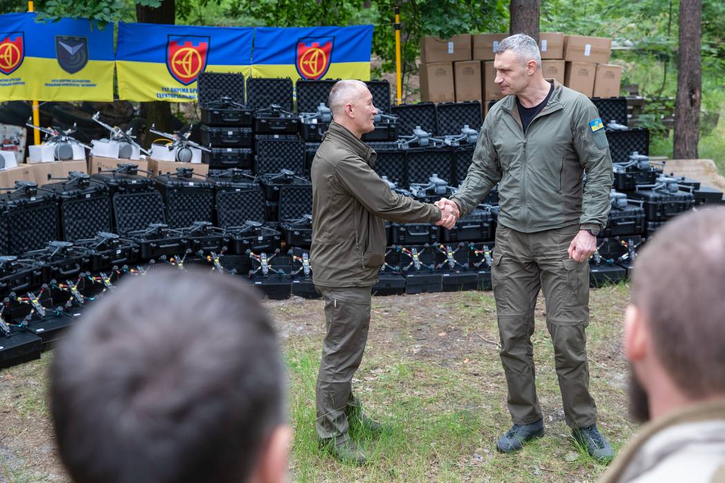 Кличко передав допомогу двом бригадам – 2400 безпілотників та 5 вантажівок