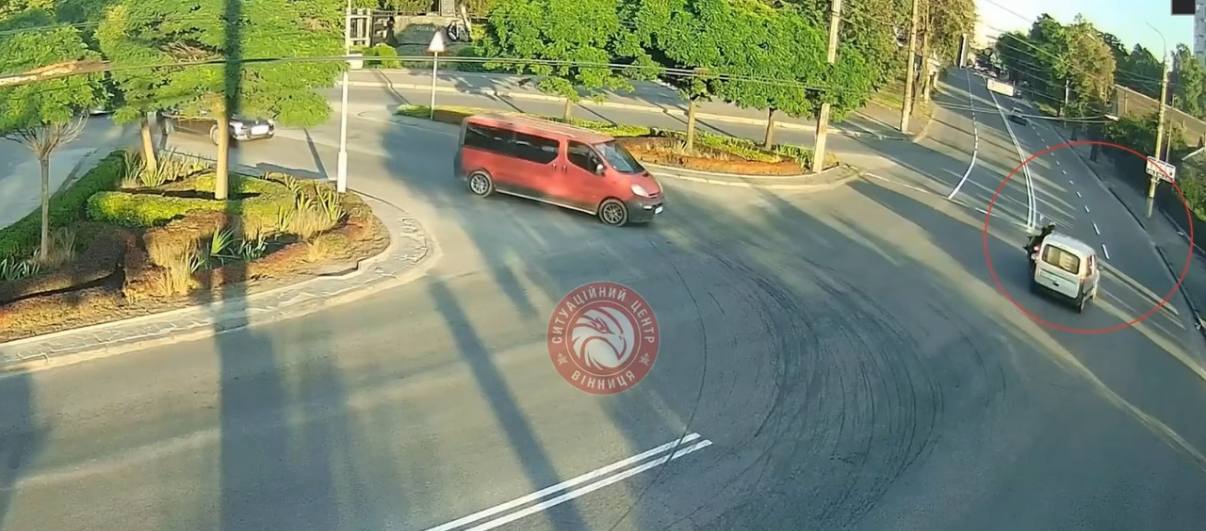 Проїхав на червоне — спричинив ДТП: у Вінниці травмовано мотоцикліста