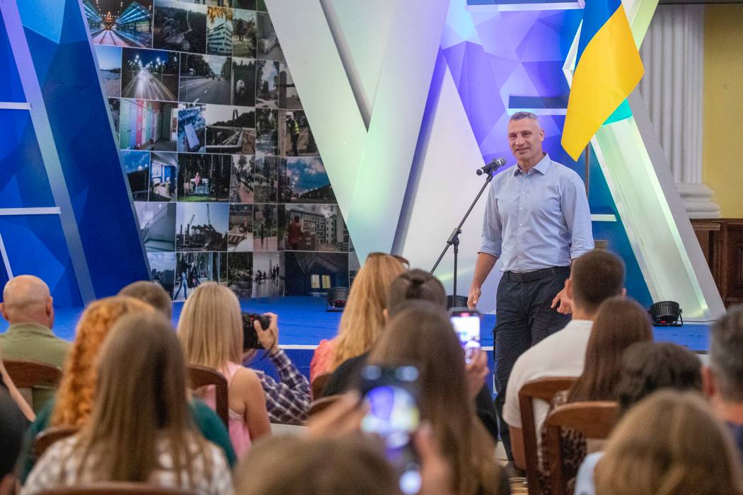 Віталій Кличко вручив премії молодим киянам за досягнення у розвитку столиці