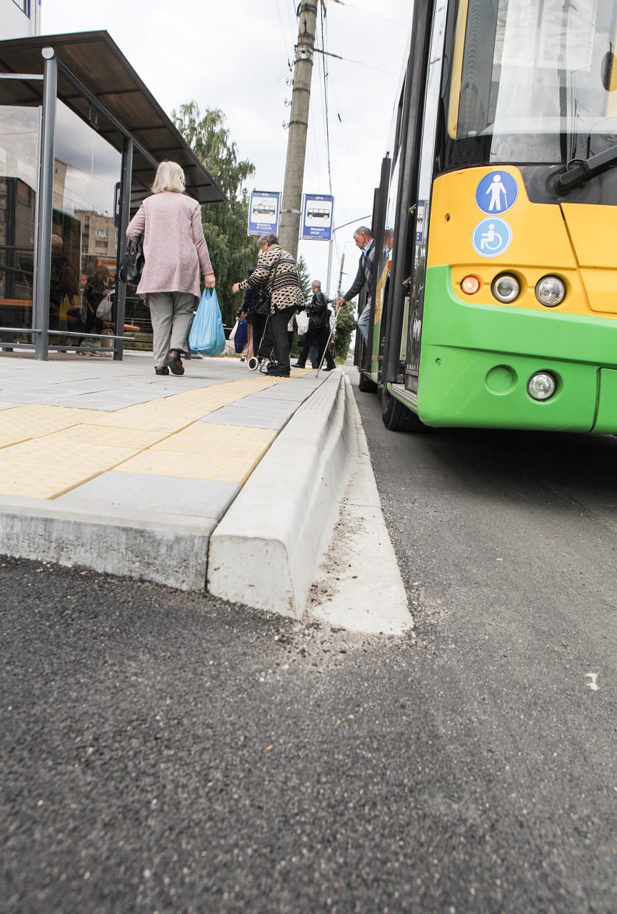 У Вінниці облаштували сучасні безбар’єрні зупинки громадського транспорту на Зулінського