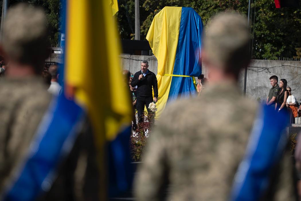 На Берковецькому кладовищі встановили новий пам’ятний знак воїнам, що віддали життя за Україну