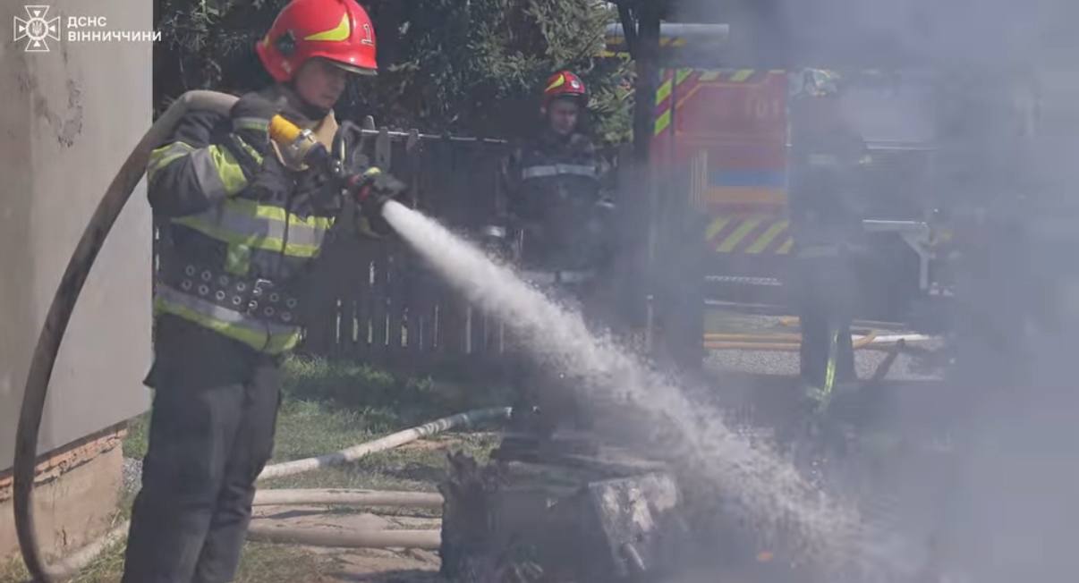 Поблизу Вінниці рятувальники загасили пожежу в ресторані: вогонь знищив дві альтанки