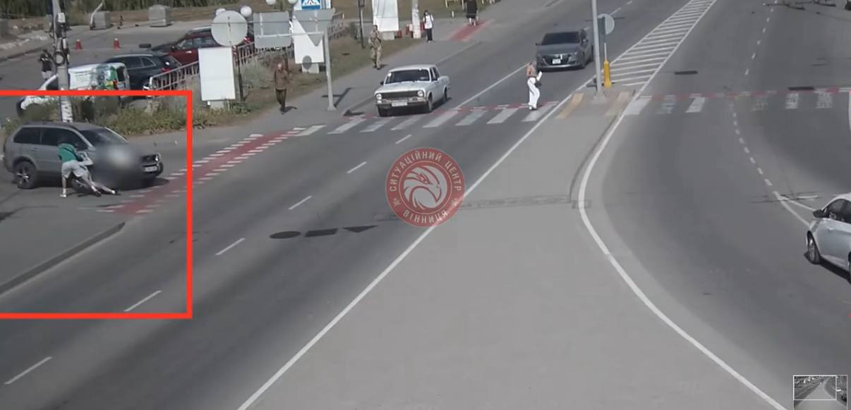 На Пирогова електросамокат зіткнувся з авто: є постраждалий