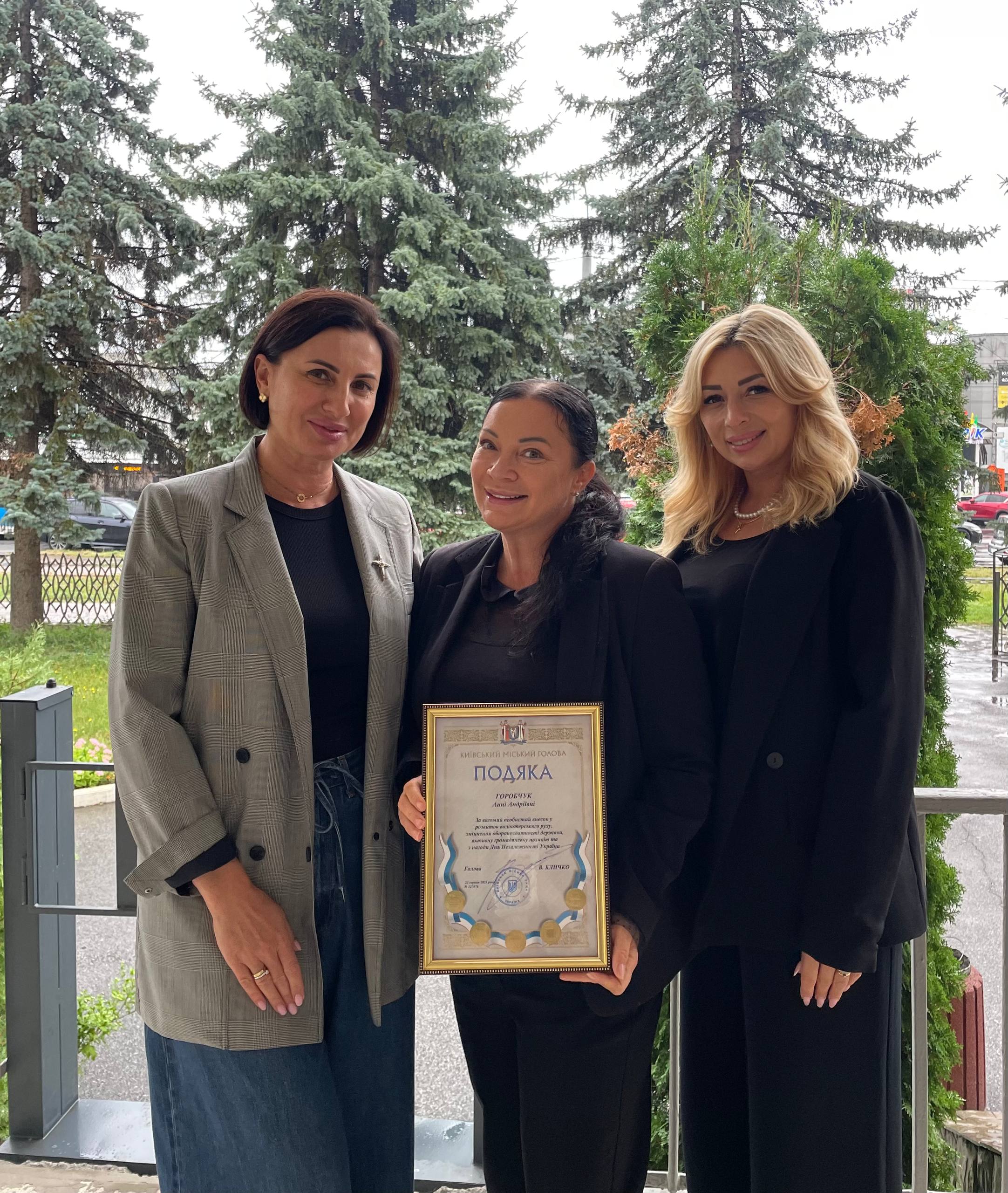 Волонтери «Української команди» передали подяку від Віталія Кличка Анні Горобчук за розвиток волонтерського руху