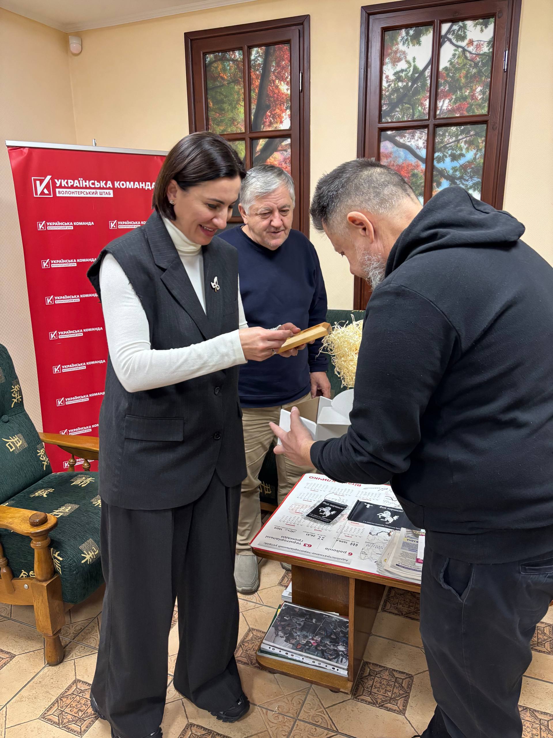 Відзнака за підтримку фронту: волонтерка Людмила Станіславенко отримала коїн від танкістів