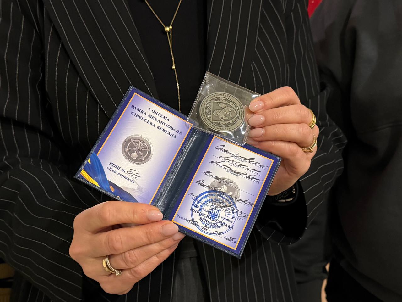 Людмила Станіславенко отримала Коїн від Першої важкої механізованої Сіверської бригади у День української жінки