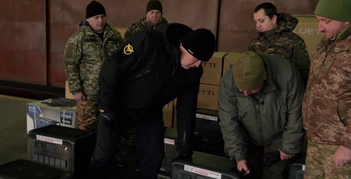 Партію зарядних станцій для безперебійної роботи дронів передала «Українська команда» батальйону безпілотних систем «Хорт»