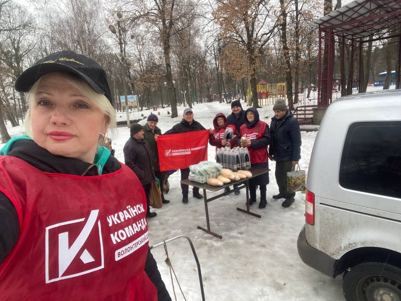 Три роки підтримки: у Гайсині волонтери «Української команди» щотижня роздають продукти