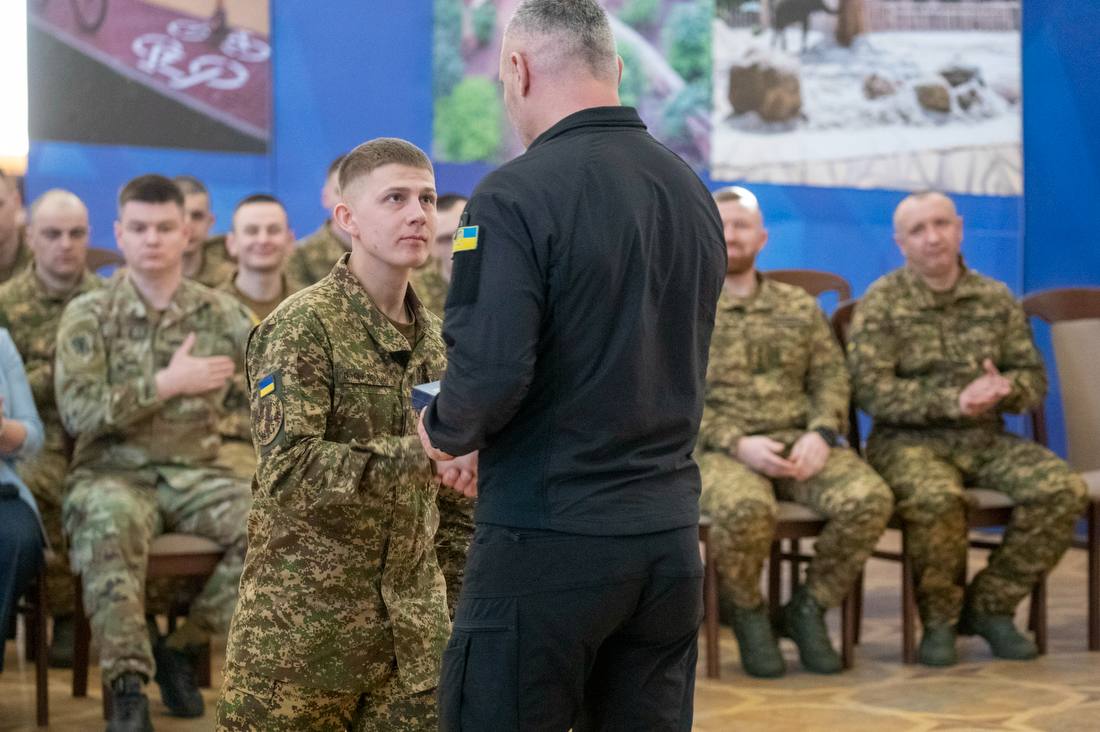 Кличко привітав нацгвардійців із річницею та відзначив їх нагородами від столиці