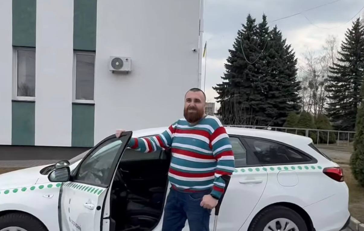 Попри поранення — до нових можливостей: у Вінниці ветеран успішно склав іспит на водійські права