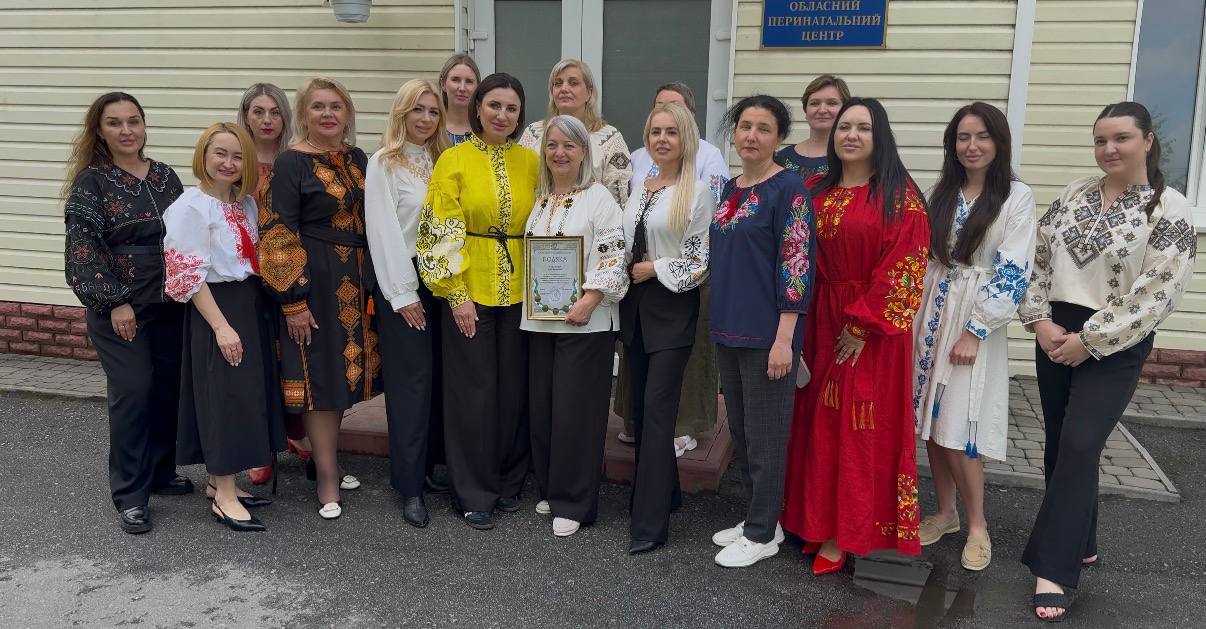 Волонтери «Української команди» відзначили вінницьку лікарку Інну Кукурудзу подякою за відданість людям