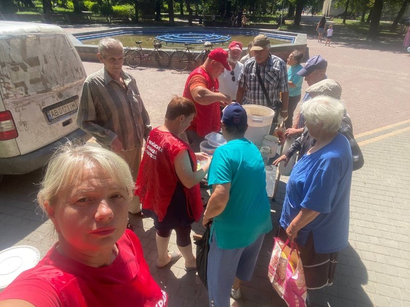 У центрі Гайсина волонтери «Української команди» щотижня безкоштовно допомагають усім, хто цього потребує
