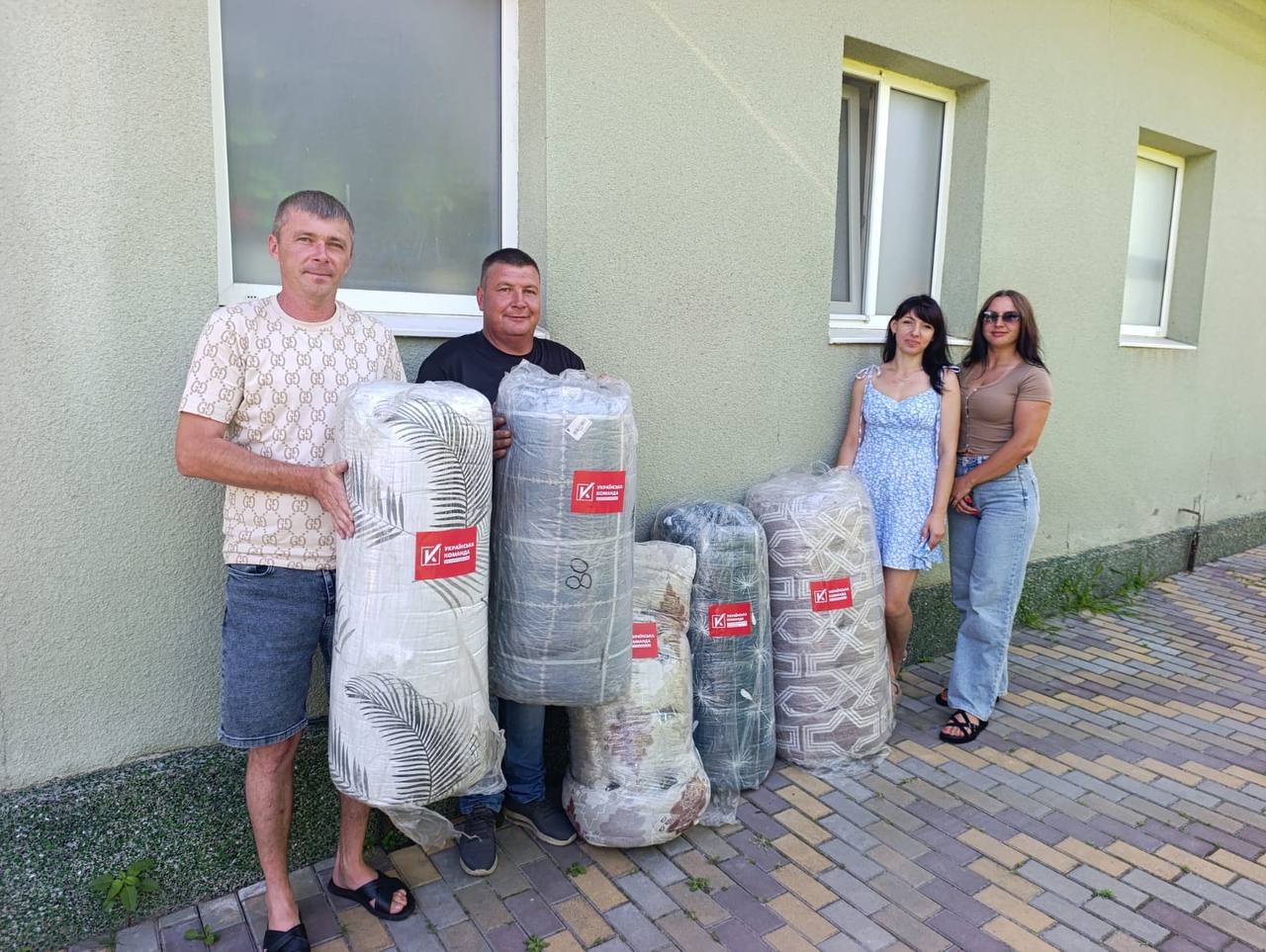 Комфорт для захисників: «Українська команда» у Бершаді передала військовим нові матраци