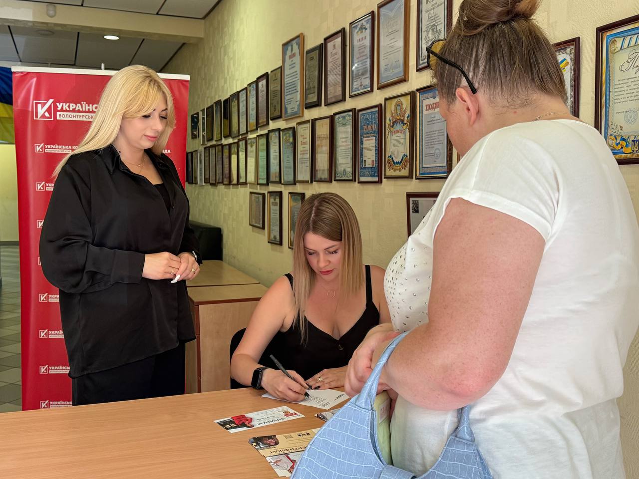 Підтримка, яка поруч: «Українська команда» та World Woman Club щомісяця допомагають ВПО, військовим і їхнім родинам
