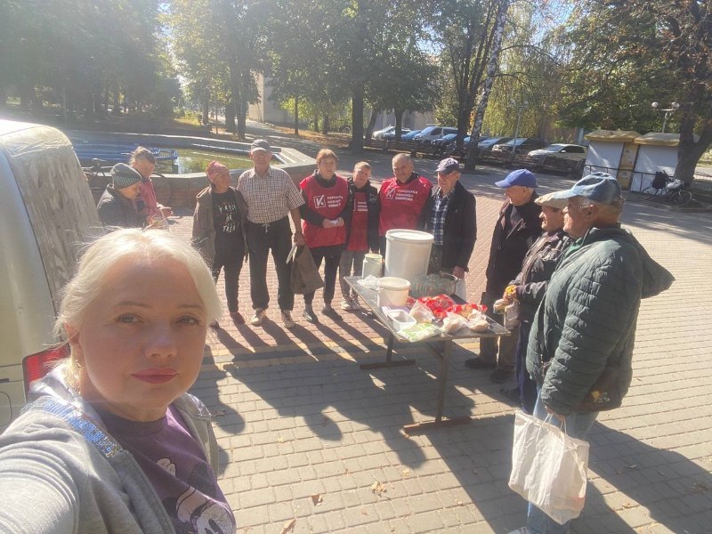 «Підтримай ближнього»: у центрі Гайсина знову роздавали безкоштовні обіди тим, хто потребує допомоги