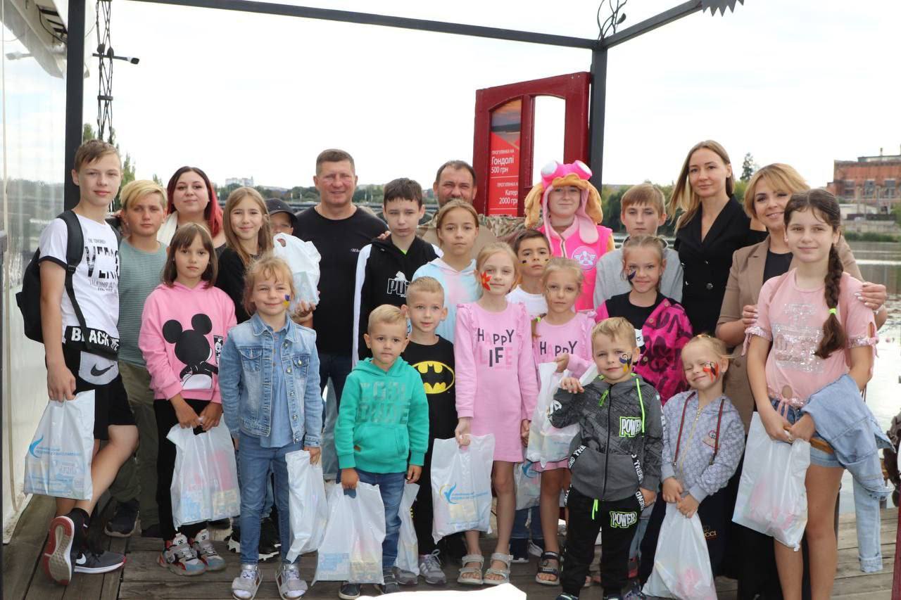 Вінницька команда Волонтерського штабу "Українська команда" створила свято для діток-переселенців