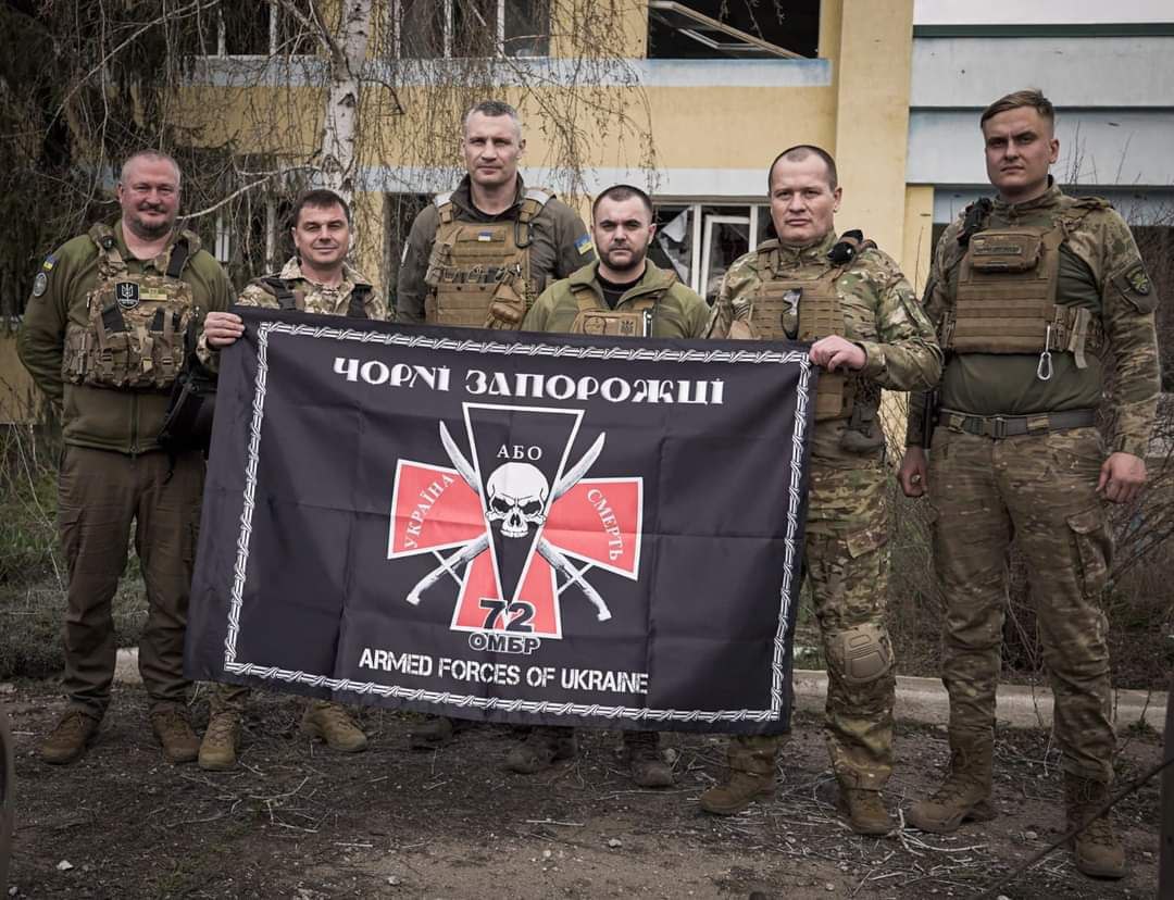 Віталій Кличко разом з волонтерами Волонтерський штаб «Українська команда» передати речі для захисників