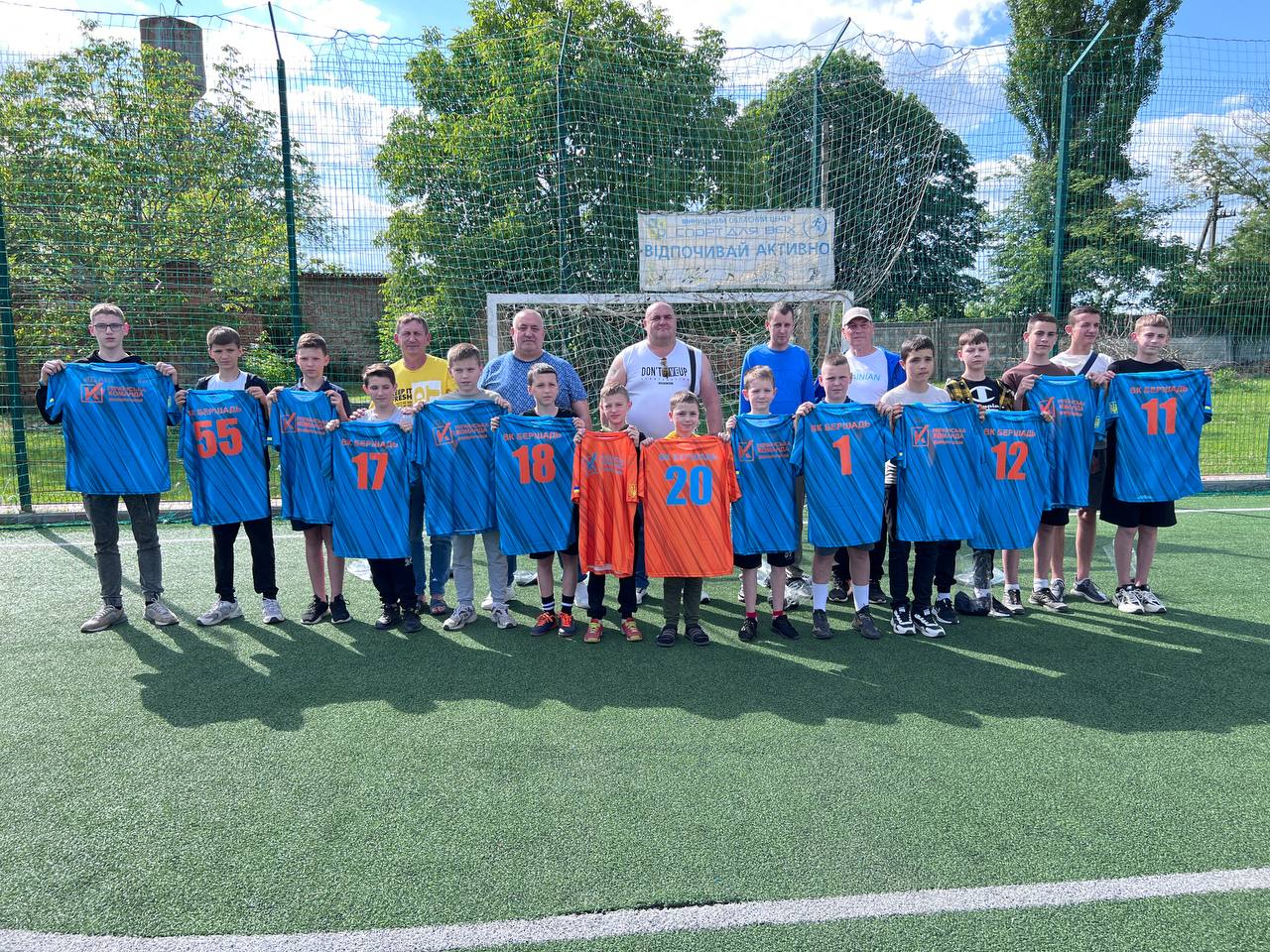  "Українська команда" підтримала молодих волейболістів у Бершаді, подарувавши спортивні комплекти