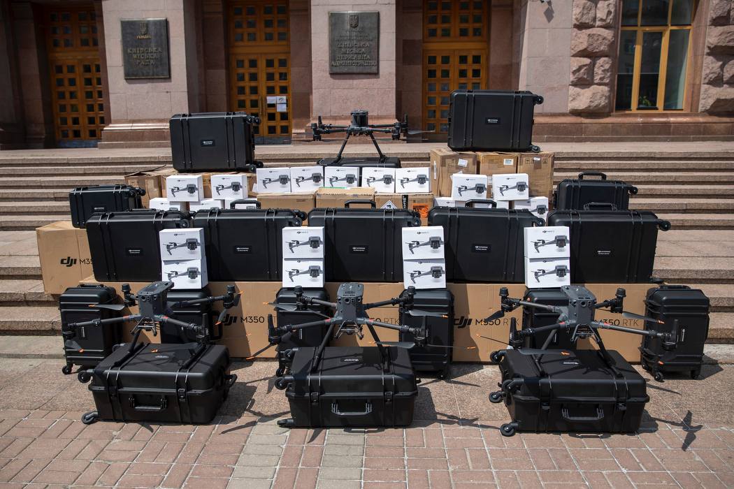 Кличко передав від киян 92 бригаді на Харківський напрямок вантажівки, пікапи та дрони