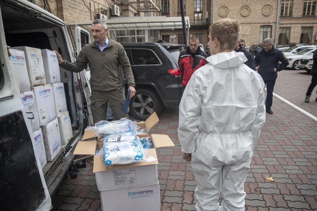 Віталій Кличко: Столиця отримала 1000 новітніх захисних комбінезонів для рятувальників