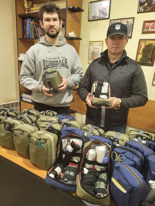 Волонтерський штаб «Українська команда» Вінниччини надіслав захисникам велику партію тактичних медичних аптечок