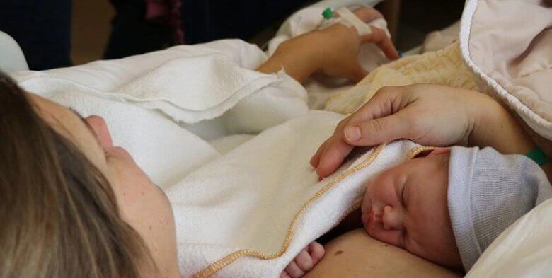 Під час евакуації зі сходу у потязі під Вінницею породілля народила дитину