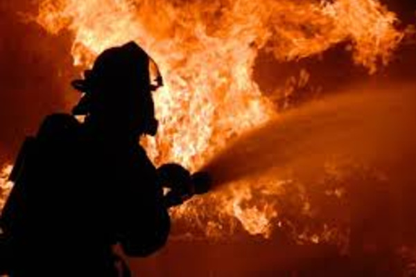 Вінницькі рятувaльники винесли з пaлaючого будинку двох чоловіків