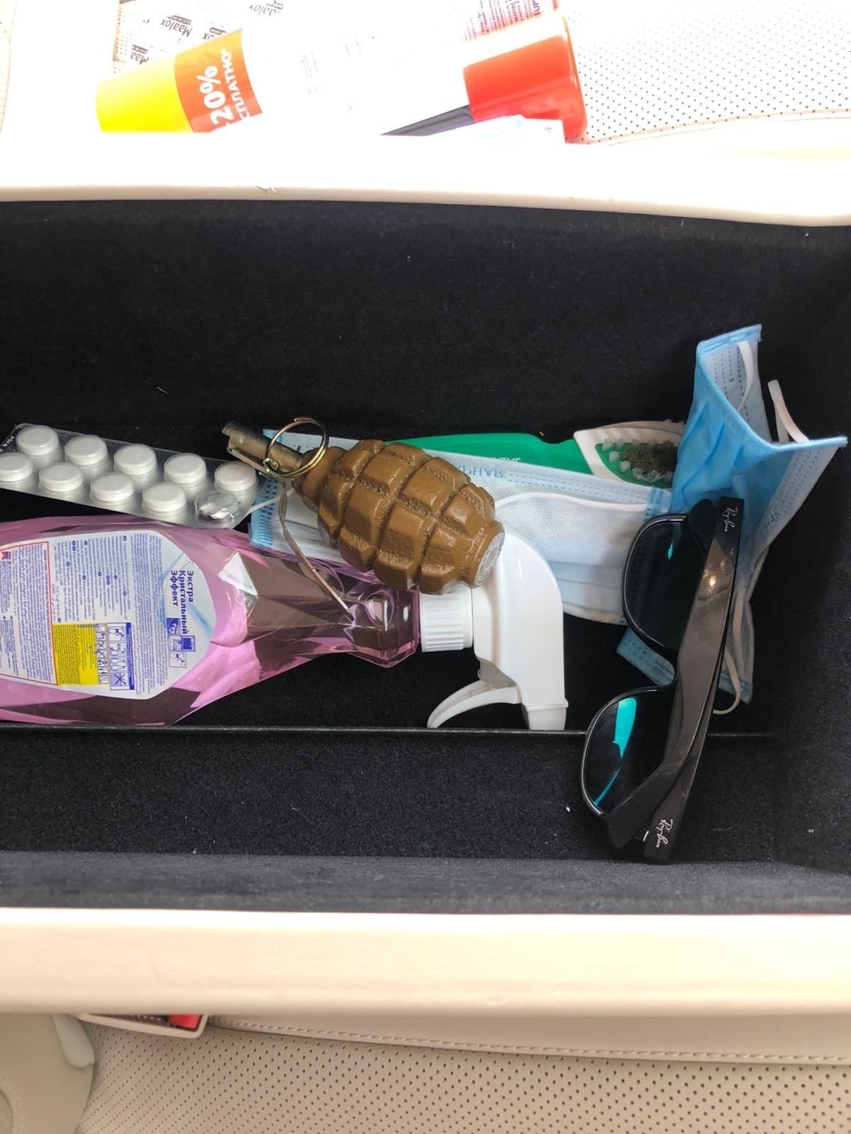 Укрaїнські прикордонники вилучили грaнaту у іноземця (ФОТО) 