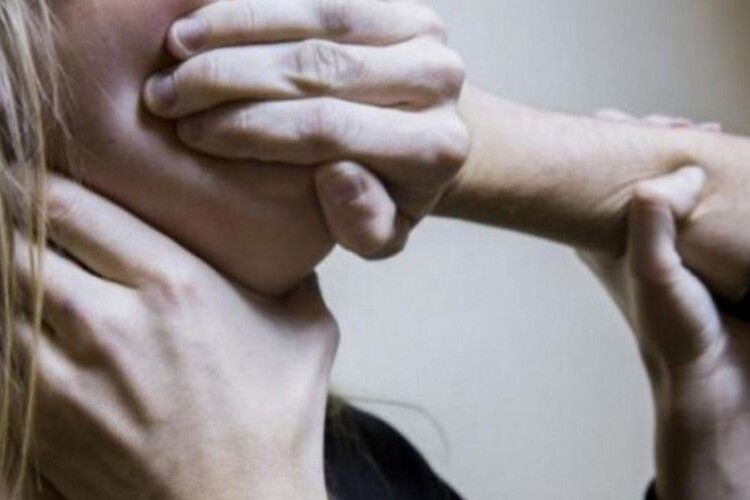 На Житомирщині п'яний молодик згвалтував неповнолітню сестру