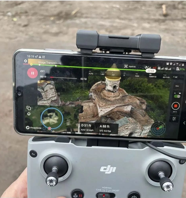 Українські волонтери сканують архітектурні пам'ятки, які знищують окупанти