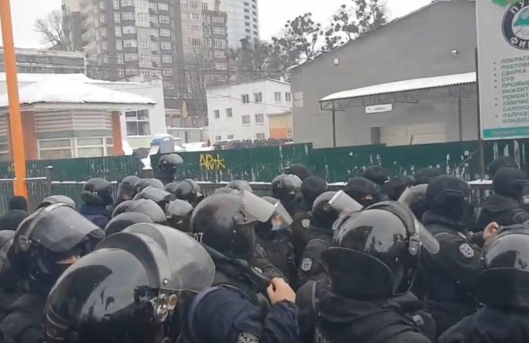 У Тверському тупику Києва зібралися правоохоронці і націоналісти