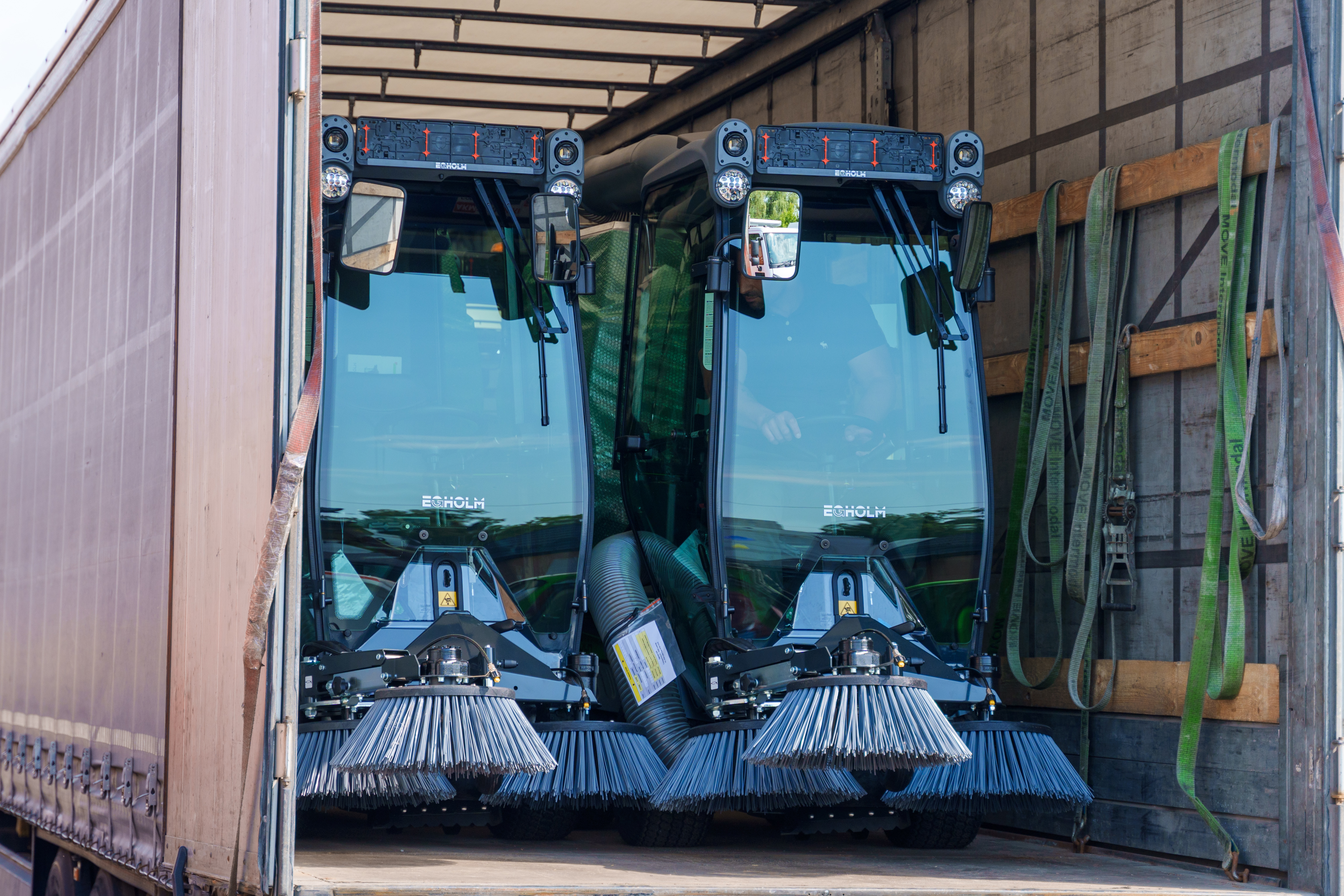 Менше рук — більше техніки: Вінниця отримала нові прибиральні машини для вулиць і тротуарів