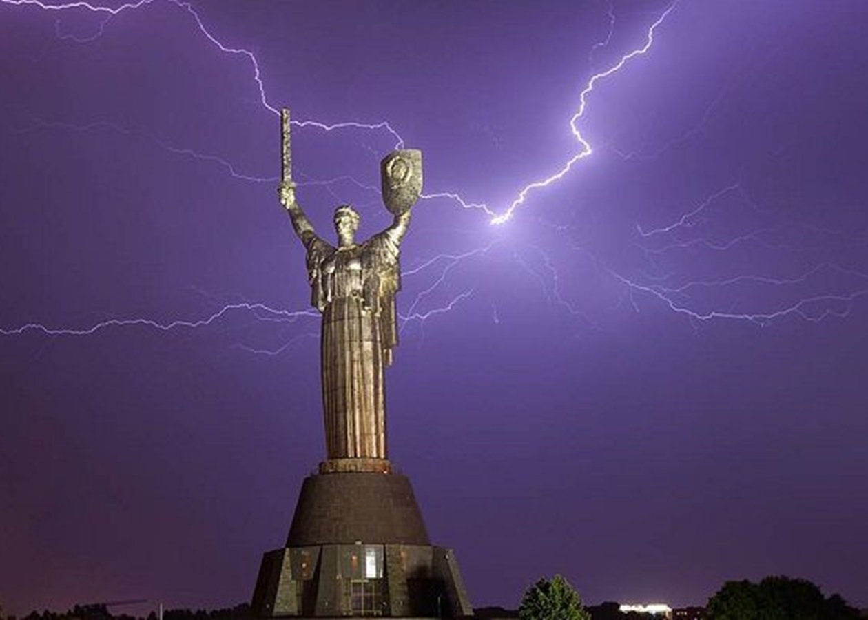 Шквальний вітер та дощі: в Україні оголосили штормове попередження