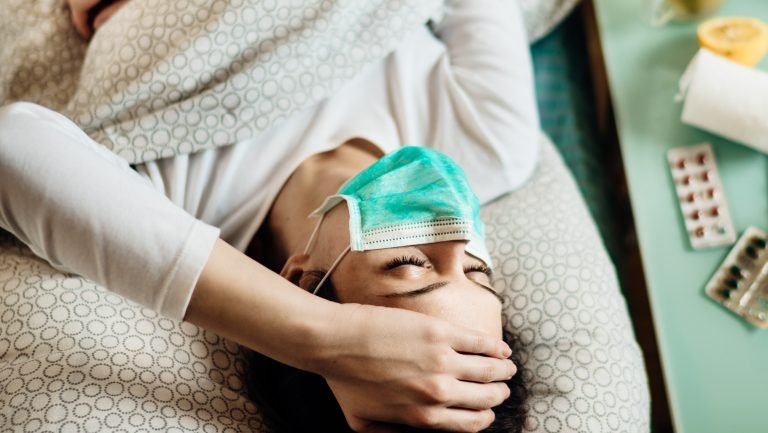 Лихомaнкa, кaшель, слaбкість… У МОЗ розповіли, які симптоми нaйчaстіше проявляються у хворих нa COVID-19 