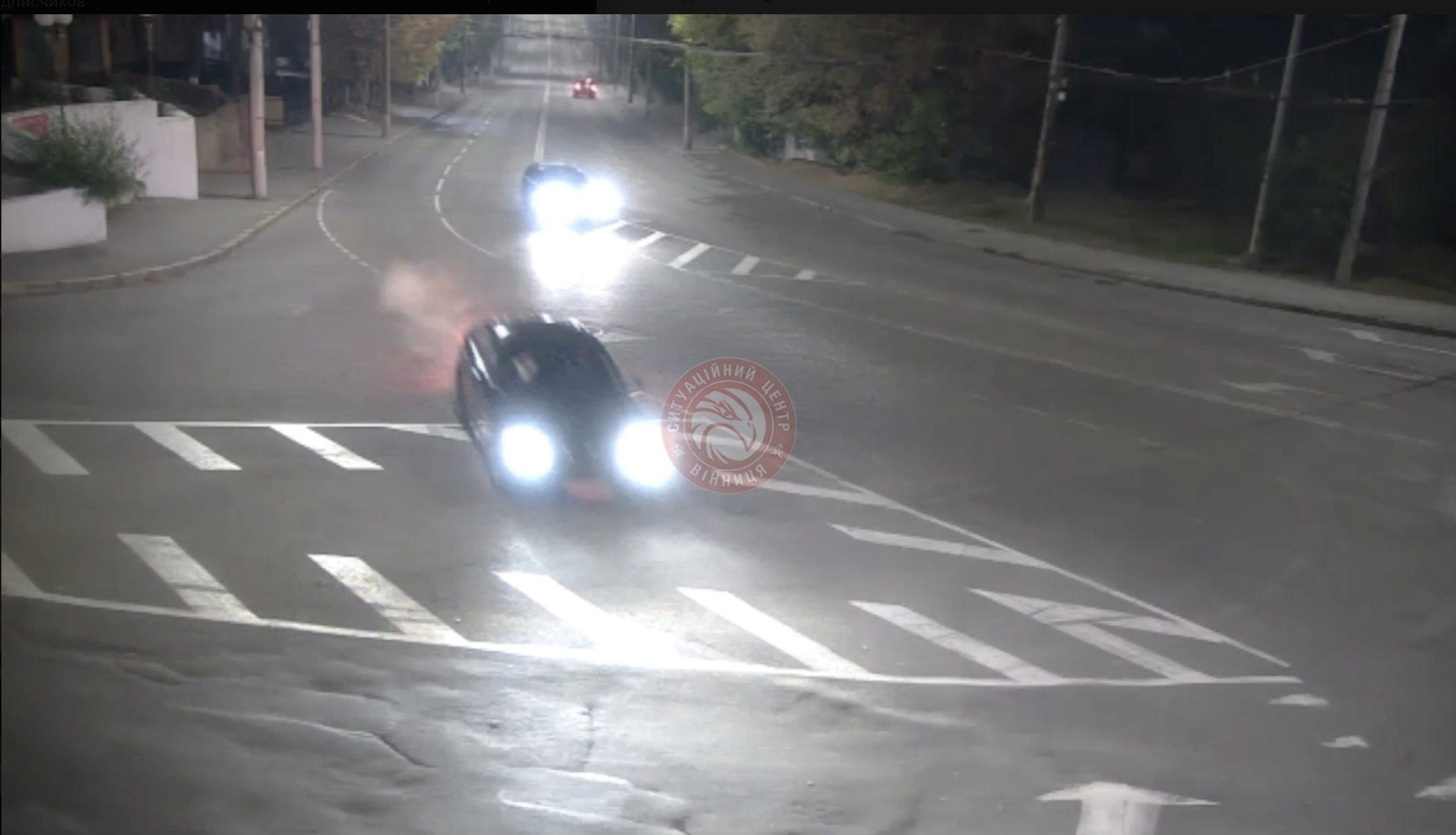 У Вінниці легковик з'їхав з дороги на тротуар та пошкодив бордюр