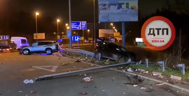 Жахлива автотроща: в результаті ДТП під Києвом загинуло дві людини (ФОТО, ВІДЕО) 