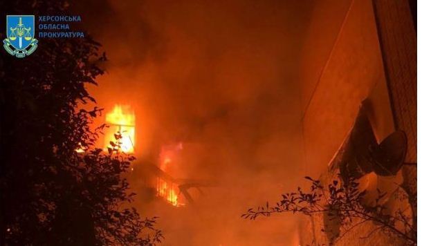 Нічний обстріл Херсону - одна жінка загинула, друга отримала мінно-вибухові поранення