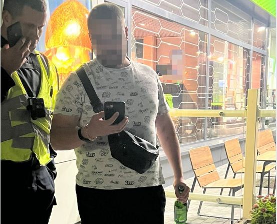 У Вінниці склали протокол на працівника автозаправки, який вночі торгував алкоголем