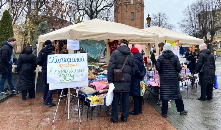 Літні вінничани заради поранених вийшли на Європейську площу